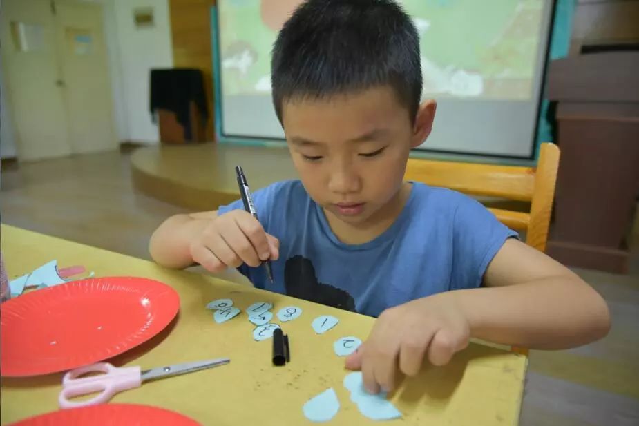 童眼看世界，巧手塑未來(lái)——我館成功舉辦“環(huán)保手工變廢為寶”科普知識(shí)活動(dòng)